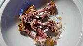 Hrachová polévka "co dům dal", Uzené kosti - zbytek ze včerejšího oběda.