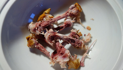 Hrachová polévka "co dům dal", Uzené kosti - zbytek ze včerejšího oběda.