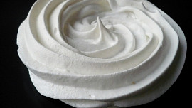 Mini Pavlova se šlehačkou Mini Pavlova se šlehačkou