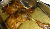 Pečená kachní stehna se špenátem a česnekovými brambory