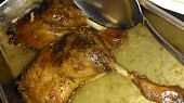 Pečená kachní stehna se špenátem a česnekovými brambory
