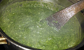 Pečená kachní stehna se špenátem a česnekovými brambory, Špenátek se vaří mírným varem, už je skoro hotový.