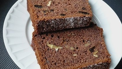Perníkový, medový, chlebíček s oříšky, S vlašskými ořechy a sušenými švestkami, bez polití čokoládou.