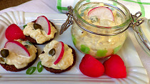 Pikantní hermelínový salát s vejcem a kapary