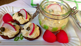 Pikantní hermelínový salát s vejcem a kapary