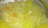 Pórková polévka s quinoou a dvěma sýry (Na lžíci je dobře vidět uvařená quinoa)