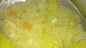 Pórková polévka s quinoou a dvěma sýry, Na lžíci je dobře vidět uvařená quinoa