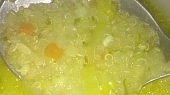 Pórková polévka s quinoou a dvěma sýry, Na lžíci je dobře vidět uvařená quinoa