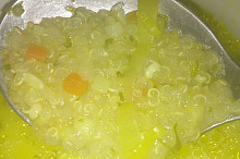 Na lžíci je dobře vidět uvařená quinoa