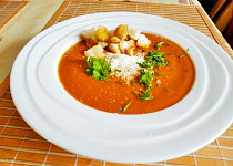 Rajčatová polévka s parmazánem a krutonky