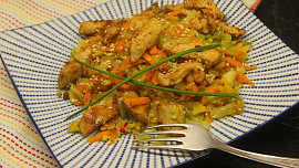 Teplý salát z pekingského zelí s kuřecím masem