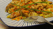 Teplý salát z pekingského zelí s kuřecím masem