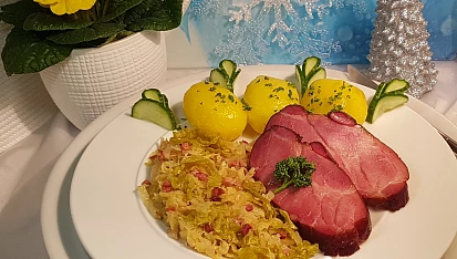 Barevná dušená kapusta s uzenou slaninou a pečená domácí uzená krkovice