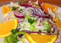 Barevný zelný salát na pomeranči se zálivkou
