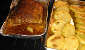 Bůček předem vařený a pečený (Upečeno, obojí se dopeklo současně, maso podle receptu, brambory jako možná obměna receptu)