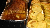 Bůček předem vařený a pečený, Upečeno, obojí se dopeklo současně, maso podle receptu, brambory jako možná obměna receptu