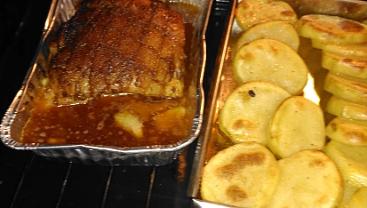 Bůček předem vařený a pečený, Upečeno, obojí se dopeklo současně, maso podle receptu, brambory jako možná obměna receptu