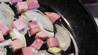 Cibulová omeleta s uzeným masem a opečeným chlebem