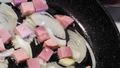 Cibulová omeleta s uzeným masem a opečeným chlebem