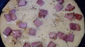 Cibulová omeleta s uzeným masem a opečeným chlebem