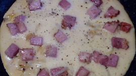Cibulová omeleta s uzeným masem a opečeným chlebem