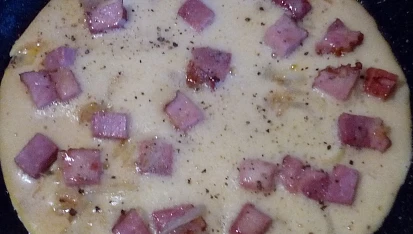 Cibulová omeleta s uzeným masem a opečeným chlebem