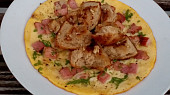 Cibulová omeleta s uzeným masem a opečeným chlebem
