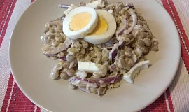 Čočkový salát s vejci a cibulí