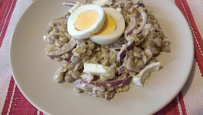 Čočkový salát s vejci a cibulí
