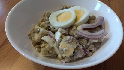 Čočkový salát s vejci a cibulí