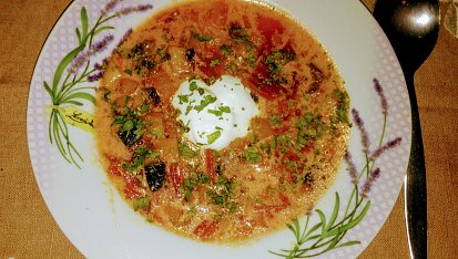 Houbová polévka alá boršč, Polévka je fakt výtečná, ale z doma uvařené řepy by byla ještě barevnější.