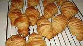 Jednoduché máslové croissanty