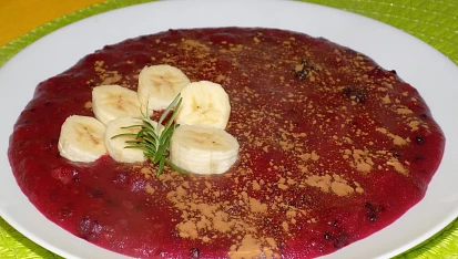 Krupicová kaše s ostružinami