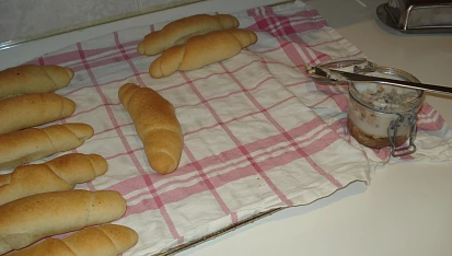 Lázeňské rohlíky, Zátiší s rohlíčky, stvořil manžel. 