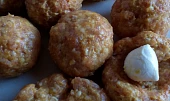 Masové kuličky s mozzarellou v pikantní omáčce