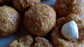 Masové kuličky s mozzarellou v pikantní omáčce