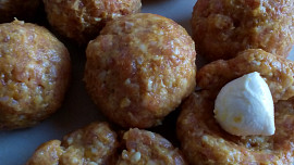 Masové kuličky s mozzarellou v pikantní omáčce