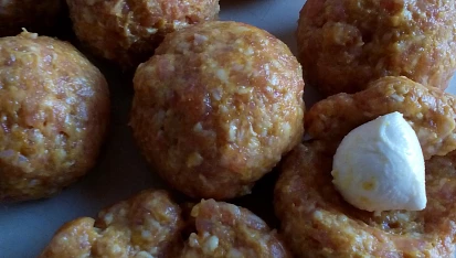 Masové kuličky s mozzarellou v pikantní omáčce