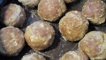 Masové kuličky s mozzarellou v pikantní omáčce