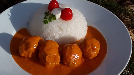 Masové kuličky s mozzarellou v pikantní omáčce
