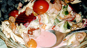 Míchaný zeleninový salát s růžovou majonézou, Tady je vidět růžová majonéza
