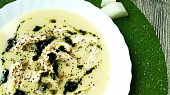 Polévka z bílé ředkve s trhaným kuřecím masem a libečkovým pestem