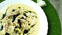 Polévka z bílé ředkve s trhaným kuřecím masem a libečkovým pestem