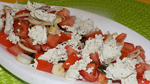 Rajčatový salát s bazalkovým tofu
