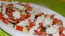 Rajčatový salát s bazalkovým tofu