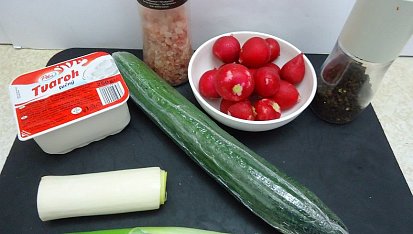 Salát z okurky a ředkviček s tvarohem