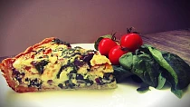 Špenátový quiche s kozím sýrem a sušenými rajčaty