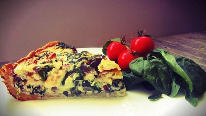 Špenátový quiche s kozím sýrem a sušenými rajčaty