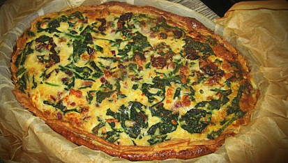 Špenátový quiche s kozím sýrem a sušenými rajčaty