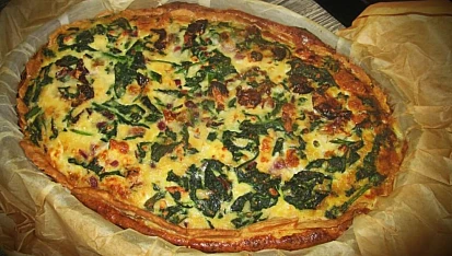 Špenátový quiche s kozím sýrem a sušenými rajčaty